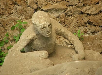 Los moldes de yeso que muestran a los pompeyanos muertos se empezaron a realizar cuando las excavaciones pasaron a ser parte del Reino de Italia