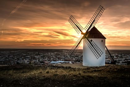Os moinhos de vento são uma das figuras mais importantes da simbologia de Dom Quixote de la Mancha.