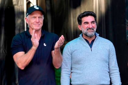 Los momentos de robustez económica del LIV, en 2022, con Greg Norman, director ejecutivo, y Yasir Al-Rumayyan, gobernador del Fondo de Inversión Pública de Arabia Saudi