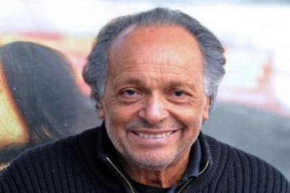 Nació en Quilmes, en el seno de una familia humilde. En esa barriada comenzó barriendo una peluquería cercana a su hogar