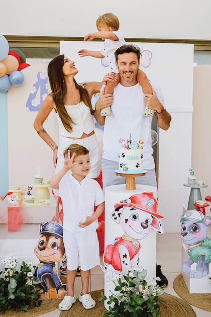 Los Mónaco al completo. Mientras el homenajeado, muy contento, saluda al fotógrafo, León, en los hombros de Pico, le tira los brazos a mamá