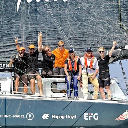 Los monarcas de Holanda junto al grupo de navegantes que participaron en The Ocean Race