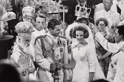 Los monarcas durante la ceremonia que se celebró en la catedral de Atenas, bajo el rito ortodoxo.