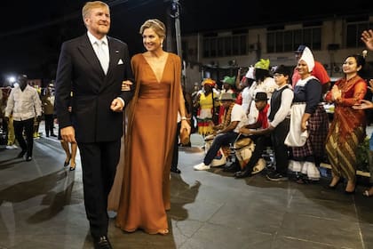 Los monarcas ingresan al
banquete de Estado celebrado
en el Palacio de Gobierno de
Surinam organizado por la
presidenta Jennifer
Geerlings-Janssen