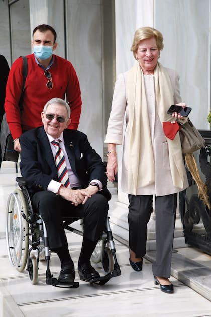 Los monarcas por la calles de Atenas, después de la boda de su hijo Philippos con Nina Flohr, en 2021.