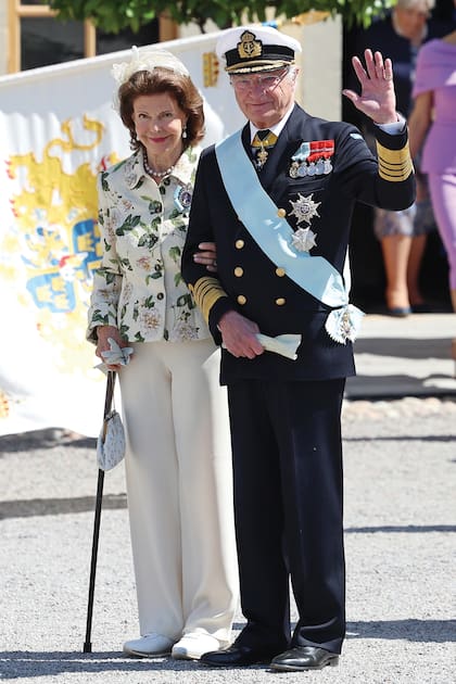 Los monarcas suecos, felices durante el bautismo de su nieta menor. Acá, saludando a la gente que se acercó a acompañar a la familia real. Luego de la ceremonia, hubo un almuerzo privado.