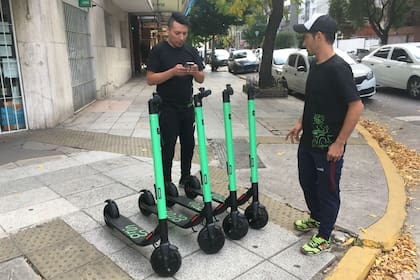 Los monopatines de la empresa Grin estuvieron a disposición de la gente el miércoles en la esquina de Cerviño y Godoy Cruz