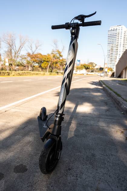 Los monopatines eléctricos de Renault tienen una velocidad máxima de 25 km/h.