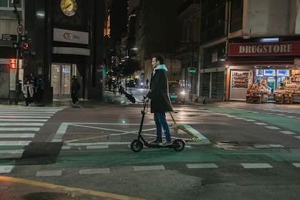 Los monopatines eléctricos se convirtieron en una opción sustentable para la movilidad; son protagonistas en la calle Corrientes y en el resto de la ciudad