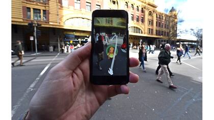 Los monstruitos de bolsillo parecen estar allí, en el mundo real, con el tamaño correcto