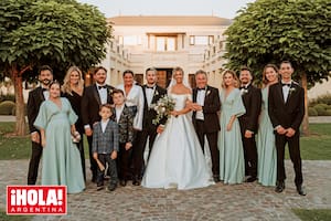 Los Montaner. Mientras los hombres vistieron esmoquin, las mujeres de la familia –que fueron las damas de honor– lucieron vestidos en color
verde humo. De izquierda a derecha: Camilo y Evaluna; Alejandro Montaner y Ximena Datorre, junto a sus dos hijos, Matías y Alejandro; Marlene
Rodríguez, Ricky, Stefi y Ricardo Montaner; Sara Escobar y Mau Montaner; Andrea Rodríguez (la sobrina de Marlene) y su marido, Cristóbal Brito.