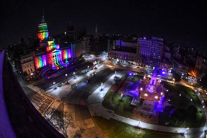 Los monumentos de la ciudad iluminados con los colores de la bandera LGBTIQ+