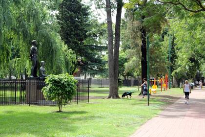 Los monumentos de la plaza Banff que se ven en la película hoy están enrejados