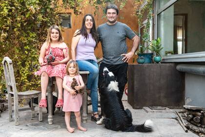 Los moradores, o parte de ellos: familia, perros, llamas, gallinas, peces. Todos trabajan en el jardín.