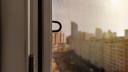 Los mosquiteros pueden ayudar a evitar el ingreso de mosquitos a la casa
