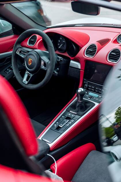 Los motivos detrás de la elección del posicionamiento distinto de llave de arranque de Porsche están relacionados con la economía y la seguridad