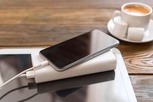 Por qué se calienta el cargador del celular y cuál es la mejor forma de solucionarlo