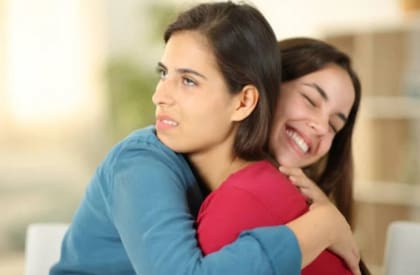 Los motivos por los que una persona rechaza los abrazos