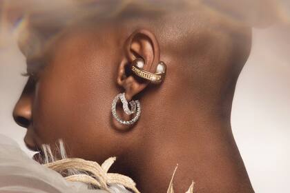 Los Moto Buds Loop, auriculares TWS de diseño abierto de Motorola, tienen una versión con cristales Swarovski incrustados