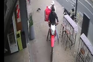 Violento robo de una moto a un repartidor de una aplicación de delivery en La Plata