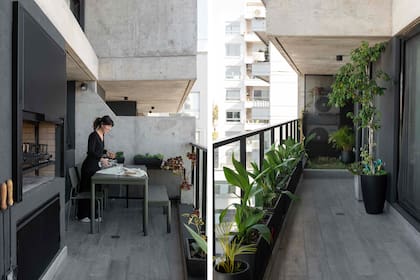 Los motores de los aires acondicionados, disimulador por un panel de metal desplegado pintado de negro y un cantero delante.