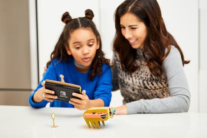 Los motores de vibración en los mandos hace caminar al insecto de cartón