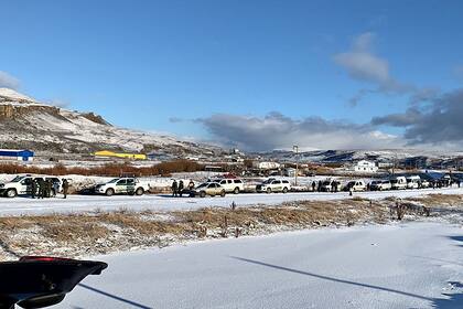 Los móviles de la Gendarmería Nacional rumbo a los procedimientos.