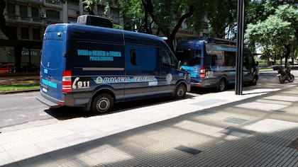 Los móviles de la Policía Federal Argentina que intervienen en la investigación