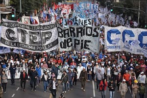 Los movimientos sociales kirchneristas salen a la calle para repartir un millón de boletas