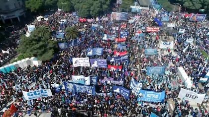 Los movimientos sociales que integran la UTEP se movilizaron en el Día del Trabajador