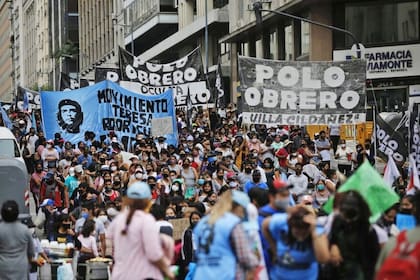 Los movimientos sociales saldrán a la calle esta semana para insistir en el reclamo de vacunas para los trabajadores de comedores y merenderos 