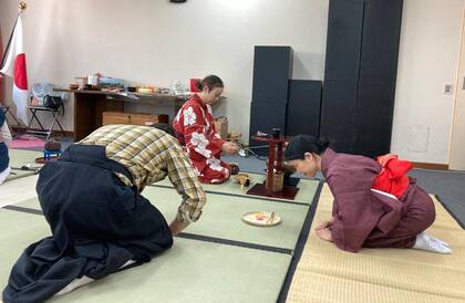 Los movimientos son protocolares y coreográficos, varían de acuerdo al rango de la persona que recibirá el té ofrecido.