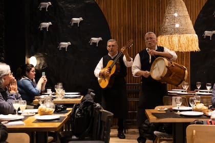 Los mozos cantores son un valor agregado de La Leñita.