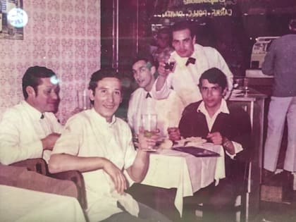 Los mozos de Güerrin en los 70. Franco Malvezzi, el dueño, está detrás a cargo de la caja.