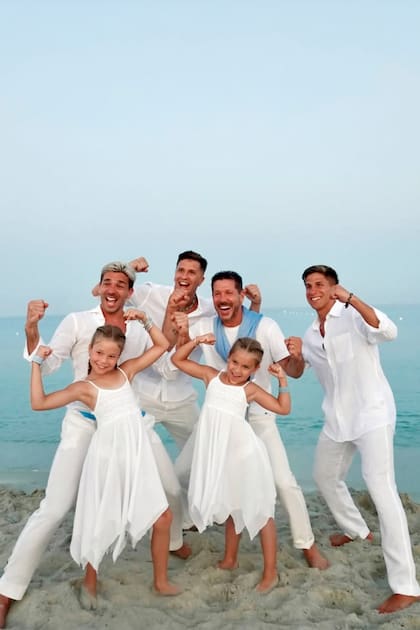 Los “muchachos” Simeone
junto a las más chicas de la familia, Francesca y Valentina.