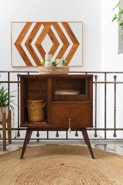 Los muebles antiguos conviven con elementos de decoración actual