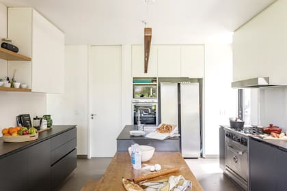 Los muebles bajomesada fueron laqueados en gris. Piso de porcelanato Portobello de 90x90cm