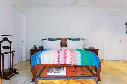 Los muebles, como los del dormitorio del tercer piso, están vestidos con una nota colorida en los hilados.