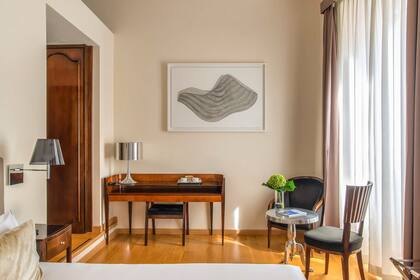 Los muebles de Atelier Bertelè, ebanistas italianos de pura cepa, y la obra de Bárbara Salvucci.