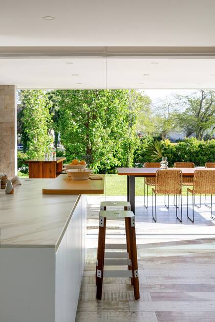 Los muebles de cocina fueron diseñados por Sabrina y ejecutados por De Otro Tiempo. La mesada es de Neolith ‘Calacatta’ y se combina con un horno y anafe de Ariston. En la galería, sillas y banquetas (Puerto de Frutos).