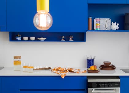 Los muebles de cocina laqueados en azul fueron diseñados a medida por la arquitecta Strada.