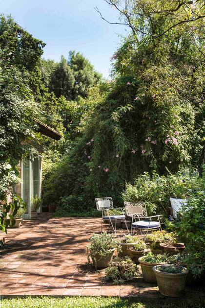 Los muebles de jardín no podían ser otros que los vintage de hierro.