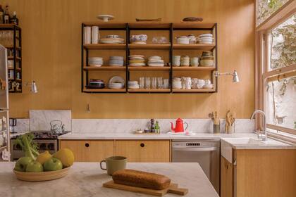 Los muebles de la cocina de su casa,  madera natural y mármol de carrara fueron diseñados y hechos por ellos.