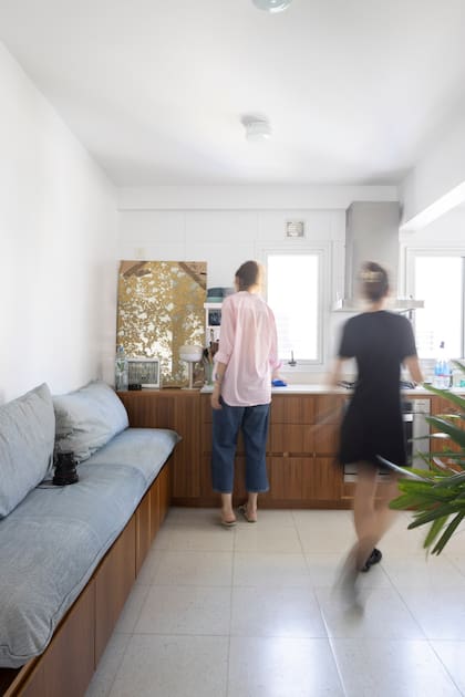 Los muebles de la cocina están hechos en madera de incienso, al igual que el gran mueble divisor de la habitación.