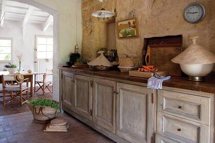 Los muebles de la cocina fueron diseñados por el hermano del dueño de casa, Eduardo Arruga, que es interiorista.