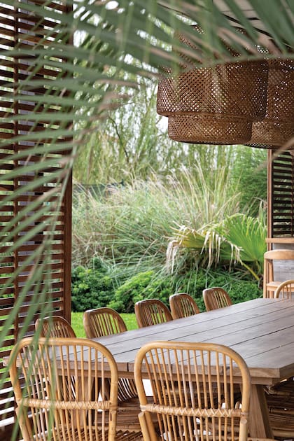 Los muebles de la galera son de petiribi con detalles de rattn para contrarrestar el hormign del techo