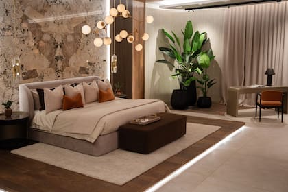 Los muebles de líneas curvas en madera y cuero se complementan con vegetación.