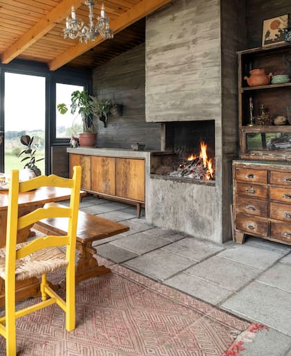 Los muebles de madera, adquiridos en diferentes viajes, están presentes en varios sectores de la casa, sobre todo en la parrilla del quincho.