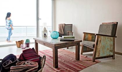 Los muebles de Océano Patagonia fueron realizados con madera Pino tea y Pino Oregon de una demolición de un conventillo de La Boca