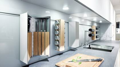 Los muebles de pared con imanes ayudan a tener los cuchillos a mano sin restarle espacio a la superficie de trabajo. Crédito: AMK / dpa-tmn